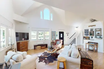 Image de Stunning retreat with private hot tub, firepit & 1 acre of country charm