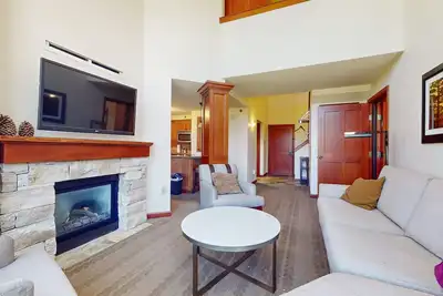 Image de Everline Resort & Spa ski-in/ski-out condo with elevator, pool, hot tub, & spa