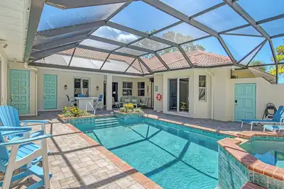Image de Sunburst Courtyard | Pet Friendly Waterfront Home w/ Pool, Walk to Siesta Key Beach & Village!