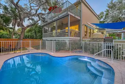 Image de Hemingway House – Serene Siesta Key Getaway with Heated Pool, Pizza Oven & Steps from Shell Beach