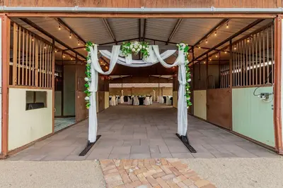 Image de 99 Palms Event Venue: Barn, grass, pool, games, 6 beds