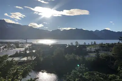 Gorgeous new, 1 bd luxury  apt, offering stunning views of the mountains and bay