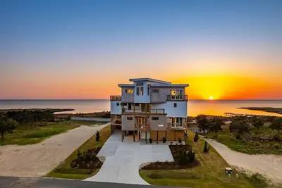 Image de Amazing Newly Built Modern Home w/ Saltwater Pool - Simply the best!