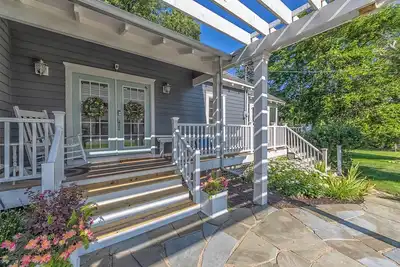 Douglas Cottage - Great location walking distance to both Douglas beach and Downtown!