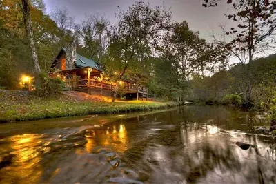 Image de Whisper Creek Lodge - Riverfront | Hot Tub | Outdoor Fireplace