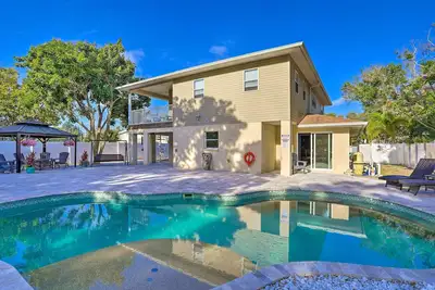 Modern Clearwater Home w/ Deck: 9 Mi to Beach