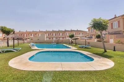 Image de Maison \"Puerta Marina Costa de la Luz\", proche mer avec piscine partagée.