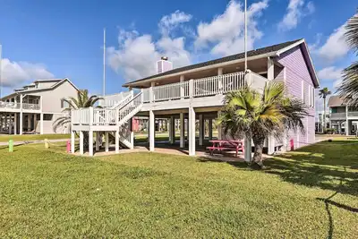 Image de Walk to Ocean: Coastal Home in Crystal Beach!
