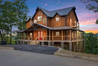 Image de Spectacular New 5 Br w/ Incredible Views, Hot Tub, Wi-Fi, Free Tickets