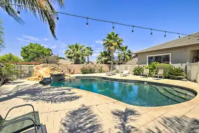 Image de Pool Table, Yard & Grill: Luxe Queen Creek Escape