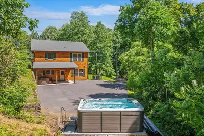Image de Private location in Gatlinburg, clean 3 kings, Pets w/ fee, year-round swim spa