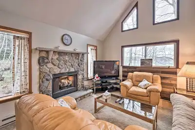 Image de Walk to Beach: Lakefront Pocono Escape w/ Fire Pit
