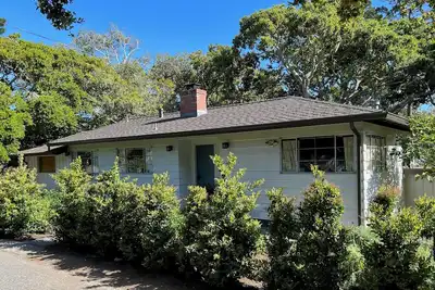 Image de Bright mid-century 2/2 cottage in a quiet, convenient Carmel location!
