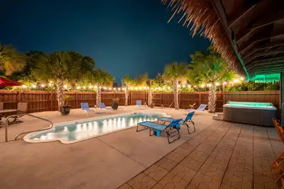 Image de Private Getaway! Heated Pool, Hot Tub, & Tiki Bar! 5bd, 4. 5ba, 5 min to beach!