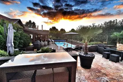 Image de Etage entier dans une maison bourgeoise entièrement rénovée, avec piscine.