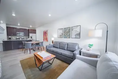 Image de New Condo with private laundry