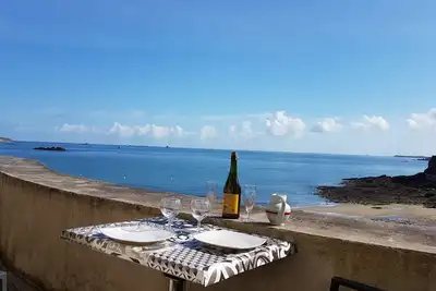 Image de Au pied des vagues - les pieds dans l'eau