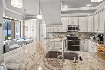 Image de Elegant home with office, theater and heated pool