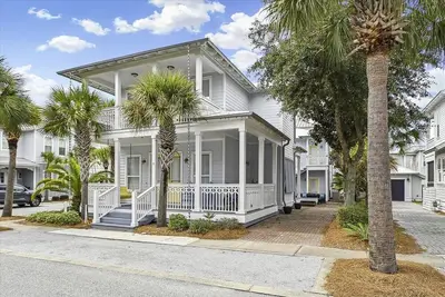 Image de Pet-Friendly Main + Carriage House | Beach Tram | 6 Bikes | Steps to Lagoon Pool