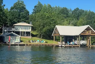 Image de Waterfront House & Guest House on Lake Martin!