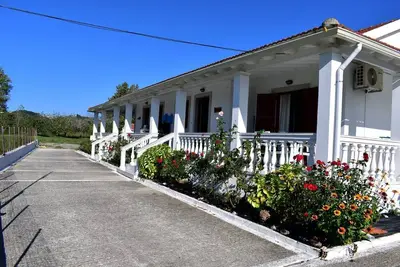 Image de Two bedroom apartment only 100m from one of the most beautiful beaches