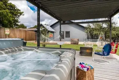 Image de Mariposa, Hot tub, Fire pit, Large Outdoor Space!