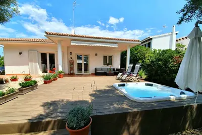 Image de Spectacular villa with heated outdoor jacuzzi