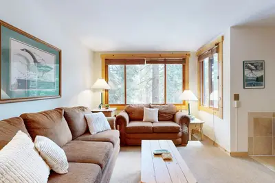 Image de Ski Trails Condo | Pool & Hot Tub, 200' to Slopes | Near Restaurants & Shops