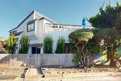 Image de 3-Cottage Beach Retreat w/ Hot Tub, Fire Pit & Views - 40' to Ocean