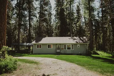 Image de Aspen Cabin at Tamaracks Resort. A view of the lake and expansive decks and yard