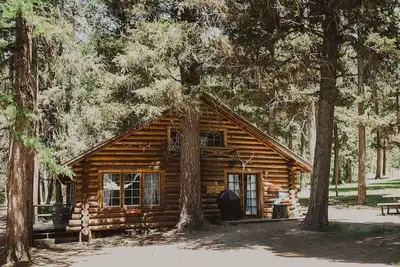 Image de Seeley Cabin at Tamaracks Resort, a log lakefront cabin on Seeley Lake, Montana.