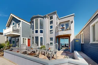 Image de Boardwalk beauty with epic oceanfront views, charming interior, balcony & Ac