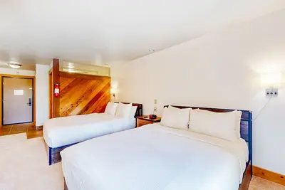 Image de Alpine Hideaway | 3-Min Walk to Gondola & Steps to Dining | Pool & Hot Tub