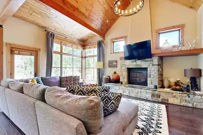 Image de Epic Mountain Escape in Schaffer’s Mill – Luxe 3br Townhouse