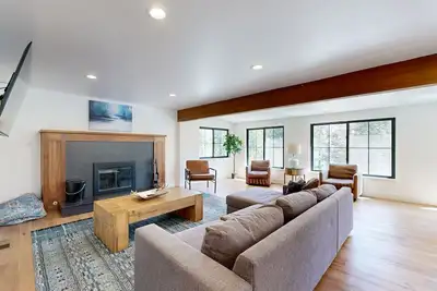 Image de Lakeside Modern: Water-View Dining Room & Deck, 2, 600 Sq Ft, Walk to Beaches