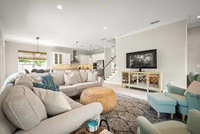 Image de 4 blocks from beach! spacious getaway w game room, outdoor kitchen. Kid-friendly