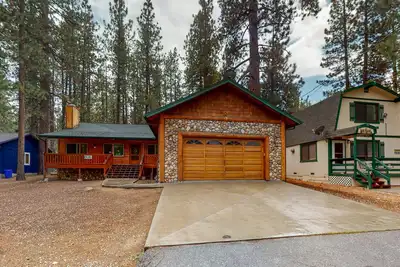 Image de Renovated Cabin w/ Private Hot Tub & Deck - Near Snow Summit & Bear Mountain