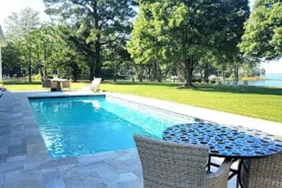 Image de Luxury Coastal Farmhouse Waterfront W\/ Heated Pool