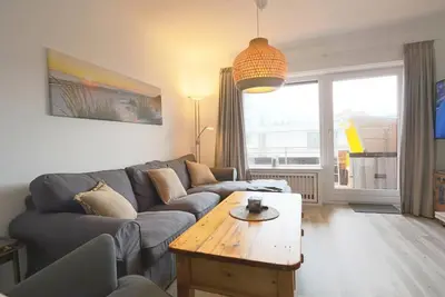 Image de Eine Gepflegte 2, 5 Zimmer-ferienwohnung \"nichtraucher\" im Haus Störtebeker. ca. 48 m². Wohnraum mit Großer Couch, Sessel und Separatem Eßplatz, Smart-tv, W-lan Anschluss, Nord-westbalkon mit Balkonmöbeln, Separate Küche mit Mikro