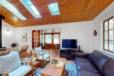 Image de Redwood Cottage | Outdoor Sanctuary with Private Hot Tub, Pool Table, Firepit