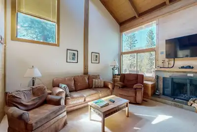 Image de Bright Corner Condo with Northstar Views - Easy Access to Village