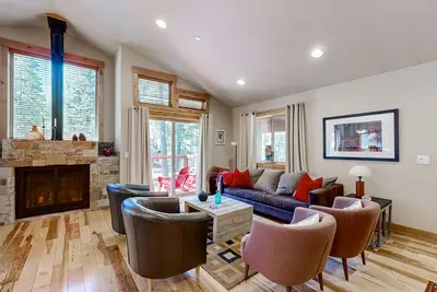 Image de Modern cabin with golf course & 5-star amenity access nearby