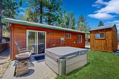 Image de Meadow-Front Metcalf Bay Cabin | Hot Tub, Air Hockey, Firepit & Lake Views
