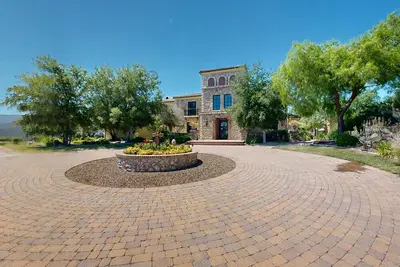 Image de Stunning 5, 000 Square Foot Wine Country Villa on 3. 5 Acres with Pool & Spa