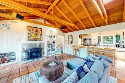 Image de Surf-side monthly rental with ocean views, beach access & private hot tub