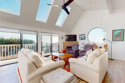 Image de South Harbour Retreat | Water Views | Walk to Beach, Golf Course & Hiking