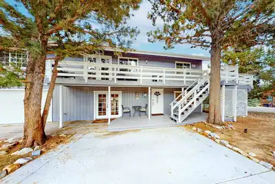 Image de Modern, newly renovated escape with mountain views - five minutes to town