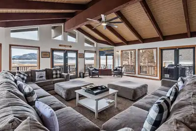 Image de Grand Lakefront Escape - Lakefront, Hot Tub, Pool table, Ping-Pong, Views