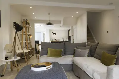 Image de Stylish Coastal Living | Prime Location | Garden