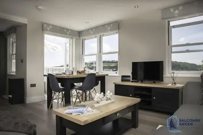 Image de Beach View - Stylish Salcombe Apartment | Estuary Views + Spa Access